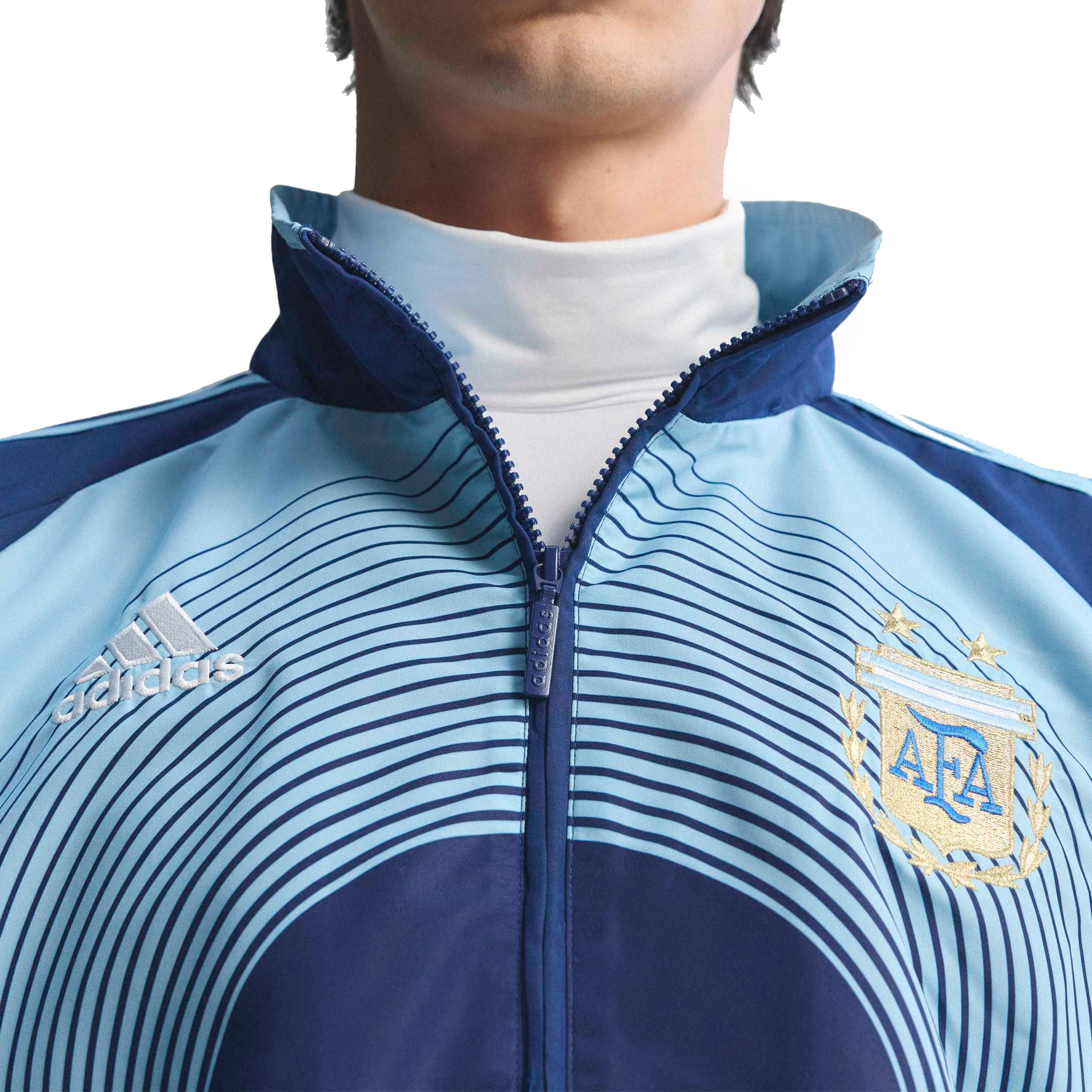Jaqueta Adidas Argentina II 06 azul com detalhes bordados e capuz ajustável